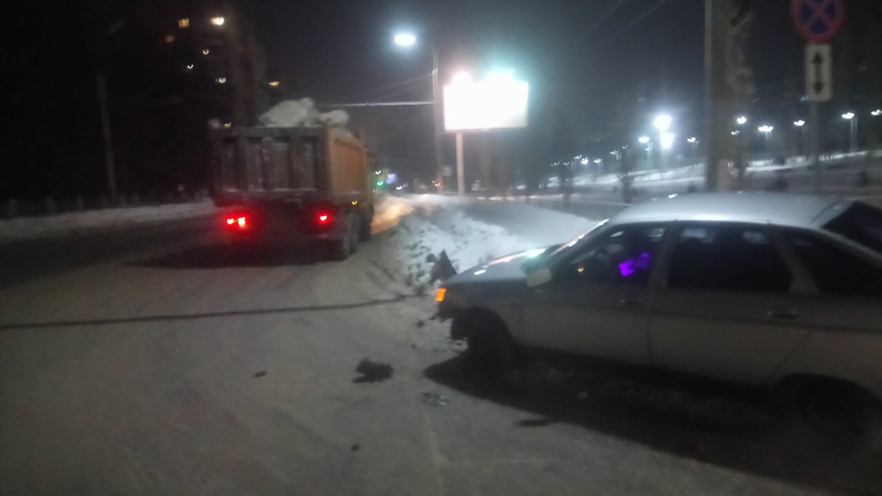 В Дашково-Песочне грузовик врезался в легковушку