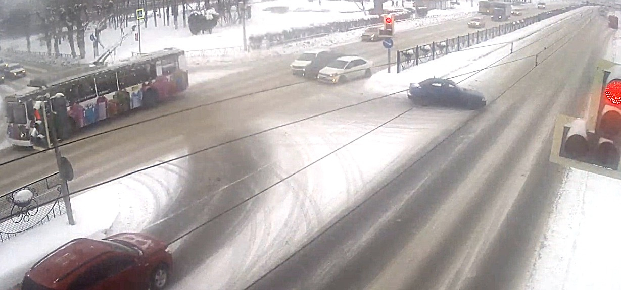 На Московском шоссе водитель чёрной иномарки устроил массовое ДТП