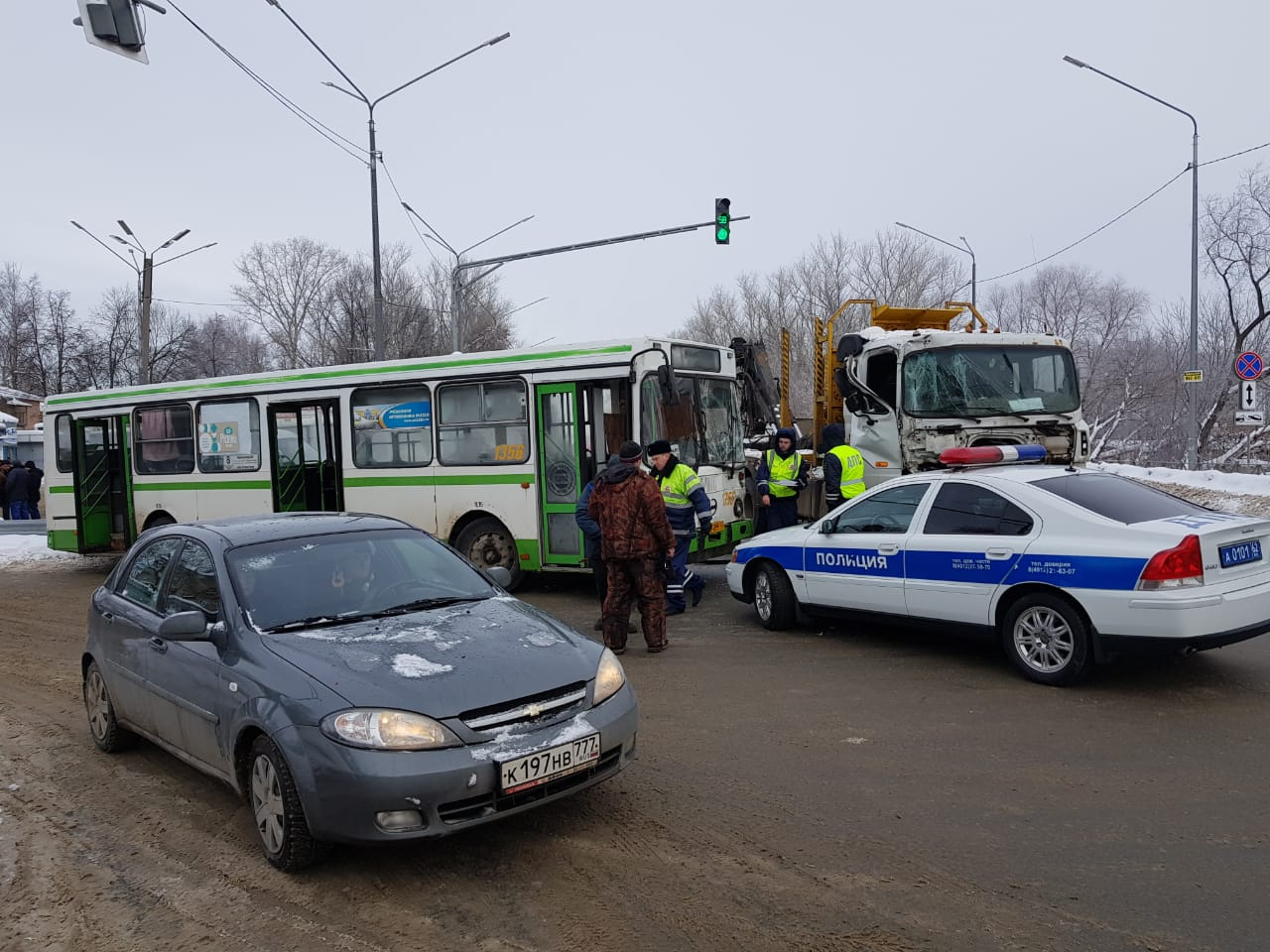 В Рязани пассажирский автобус врезался в грузовик, есть пострадавшие