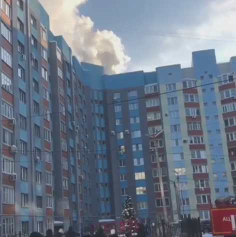 На улице Новаторов загорелся многоэтажный дом. Видео