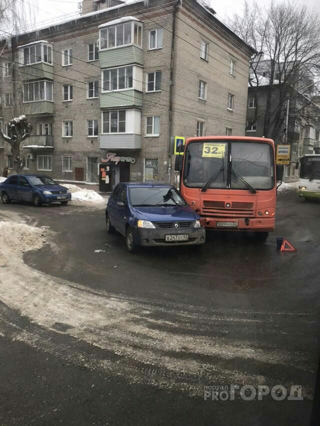 На перекрёстке улицы Новой и Урицкого столкнулись Renault Logan и маршрутный автобус