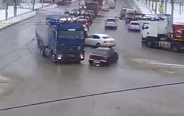 На Московском шоссе фура врезалась в автомобиль. Видео