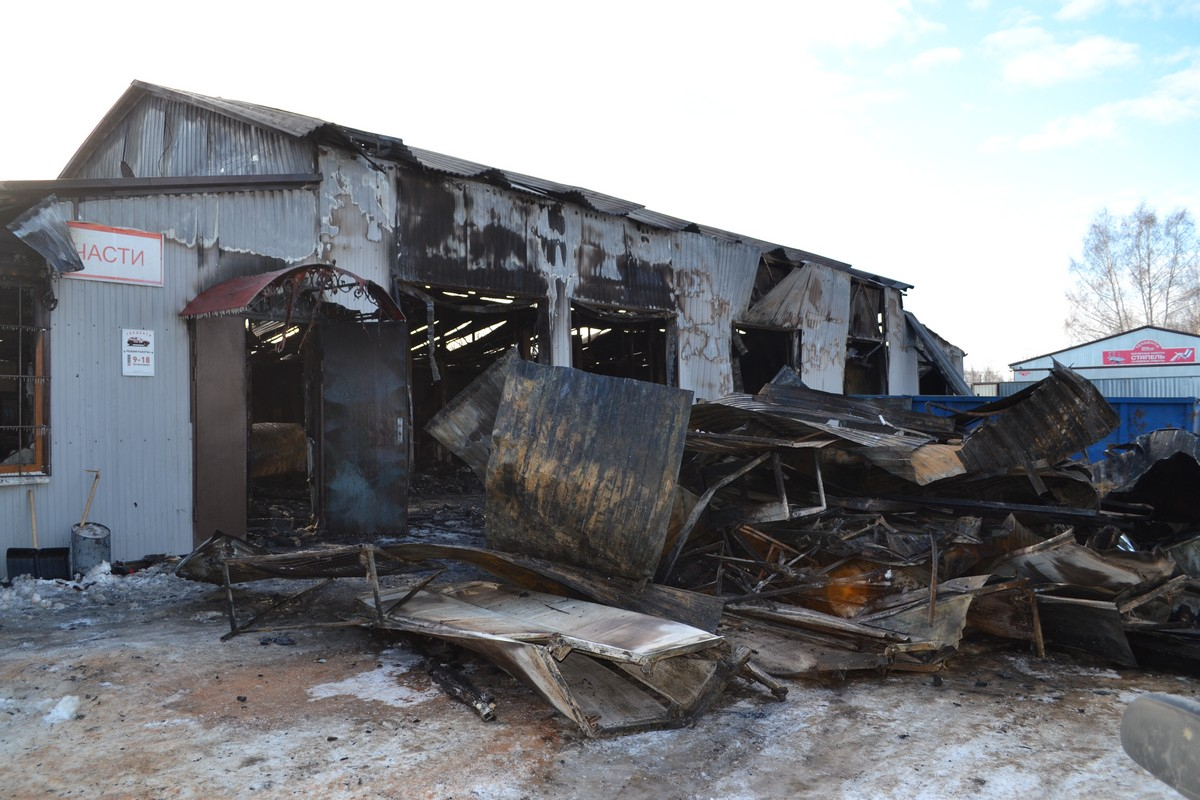 Появились фото с места пожара в техцентре в Ряжске