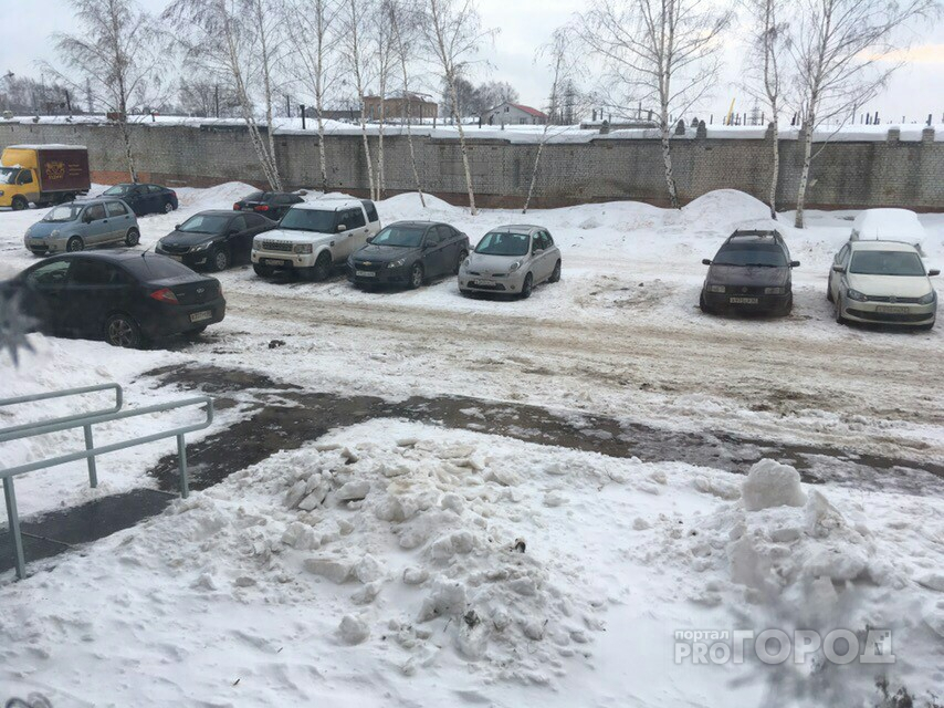 Жители многоэтажки жалуются на горы снега у себя во дворе