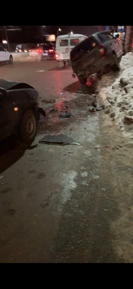 На Московском шоссе автомобиль улетел в сугроб