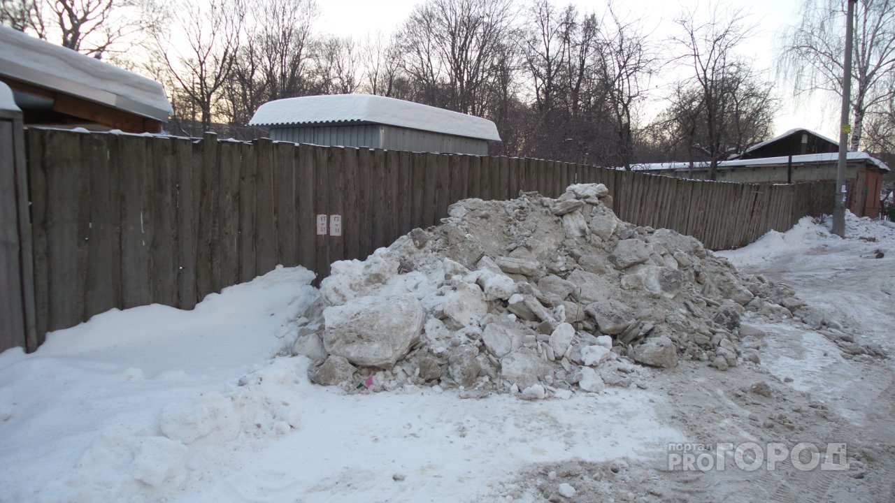 Горожане жалуются на глыбы снега около своего дома