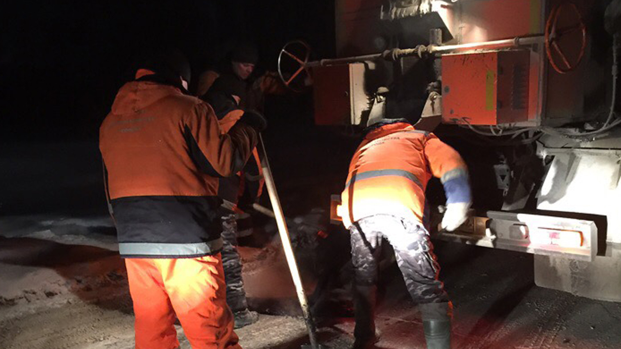 В Дягилево дорожные рабочие произвели ямочный ремонт в двадцатиградусный мороз
