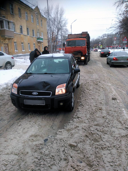 В Рязани на Высоковольтной улице девушка на Ford Fusion сбила пешехода
