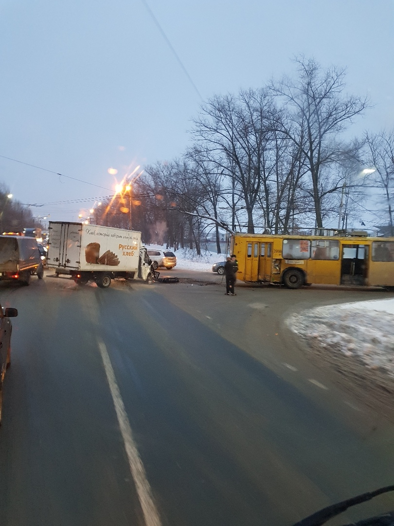 У Дягилевского поста столкнулись троллейбус и  ГАЗель