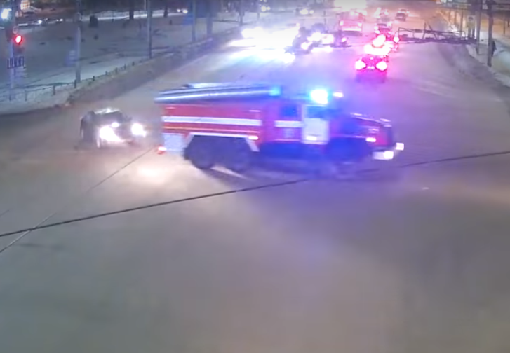 На Московском шоссе пожарная машина попала в ДТП