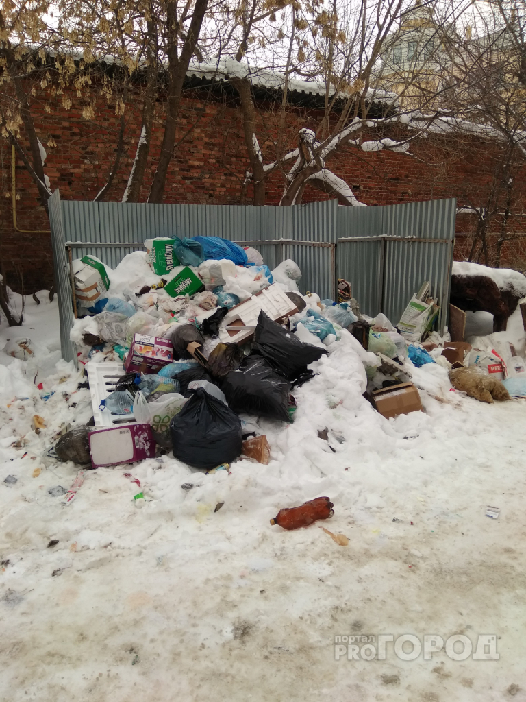 В самом центре города люди «утопают» в мусоре из-за бездействия коммунальщиков