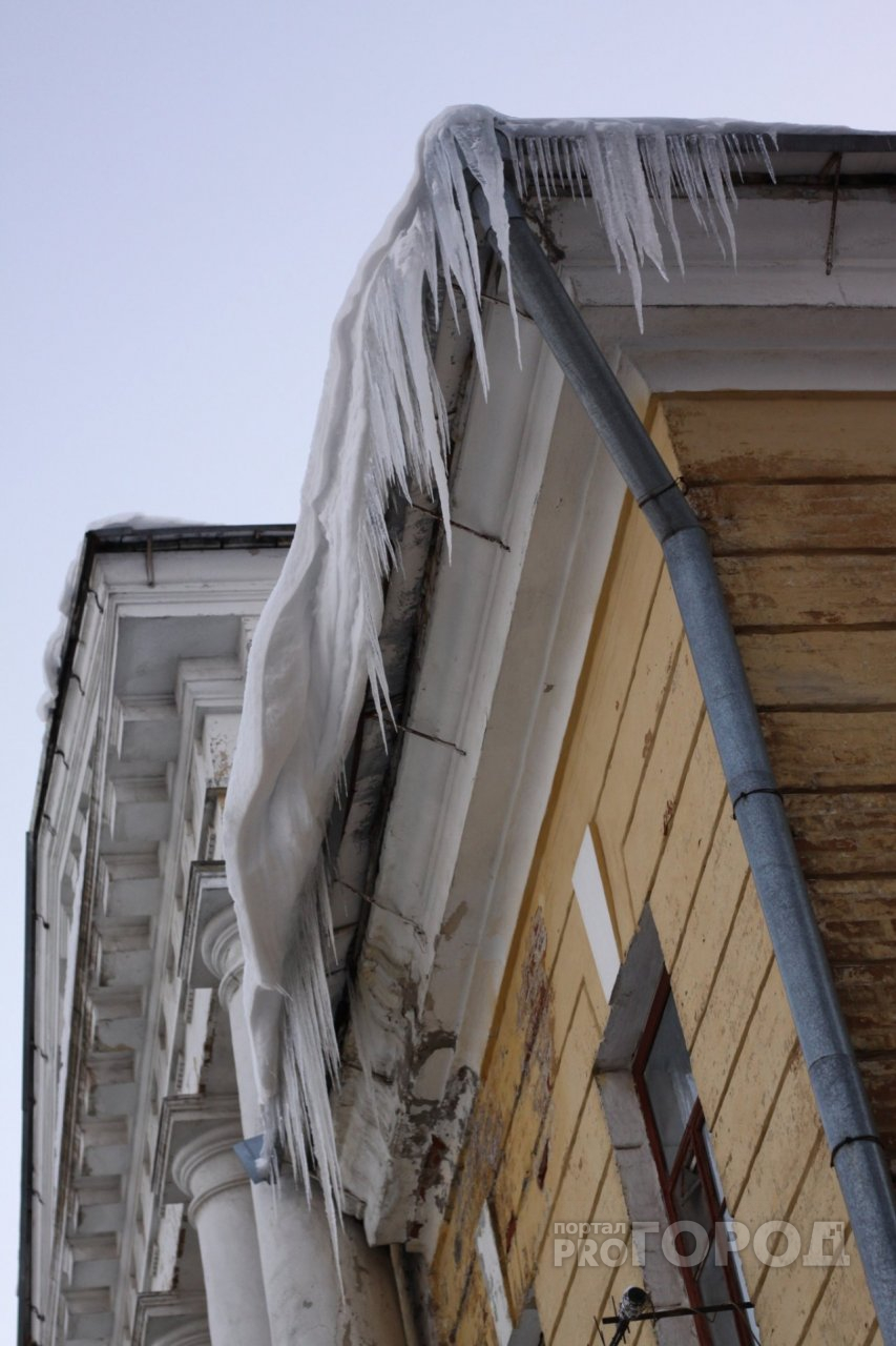 В Касимове на голову студента упала снежная глыба
