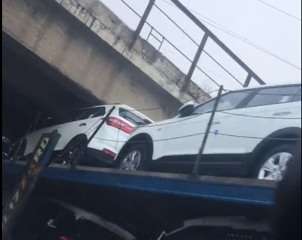 На Михайловском шоссе фура с машинами застряла под рязанским "мостом глупости"