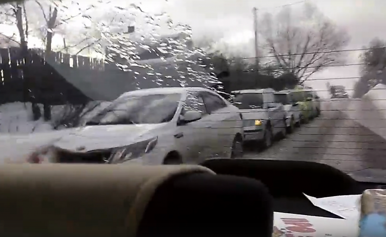 На Сережиной Горе сразу шесть автомобилей столкнулись "паровозом": видео