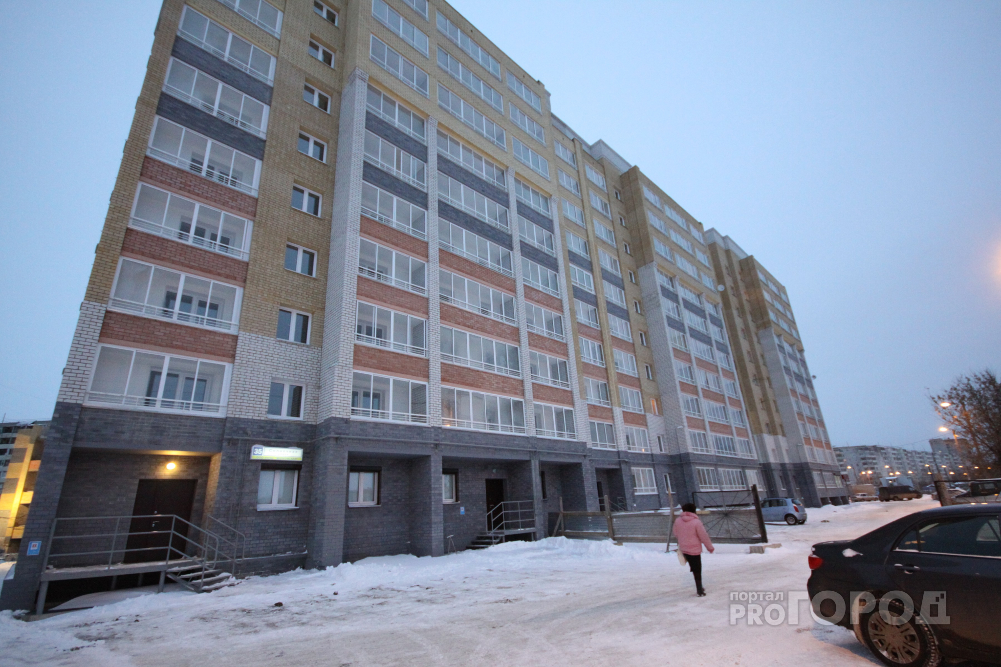 На улице Комбайновой человек упал с девятого этажа
