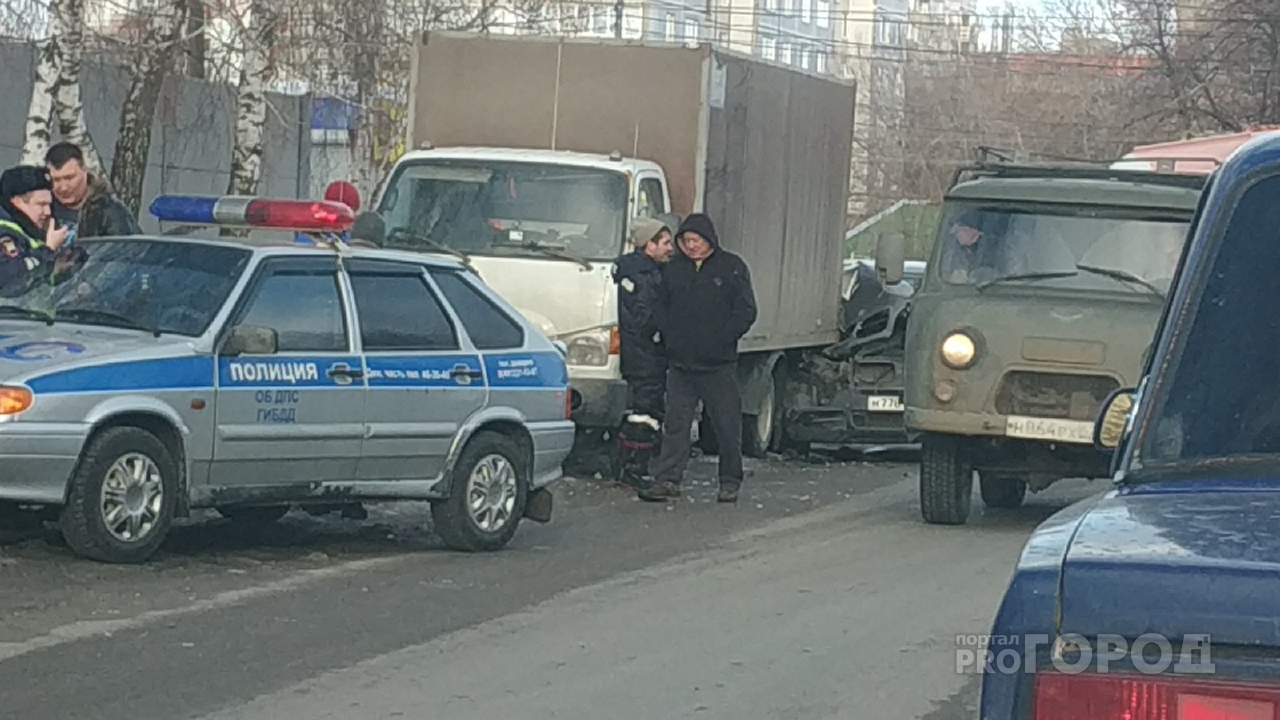 Водитель BMW X5 врезался в грузовичок. Вероятно, водитель иномарки пьян