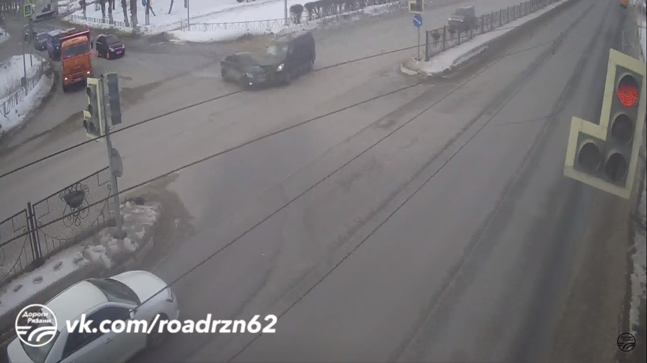 На Московском шоссе столкнулись иномарка и минивэн. Видео момента ДТП