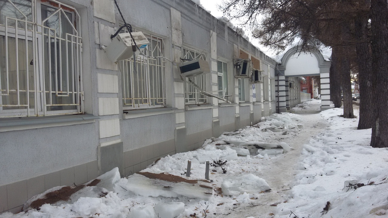 Очередное падение - в центре Рязани глыбы льда снесли кондиционеры со стены здания
