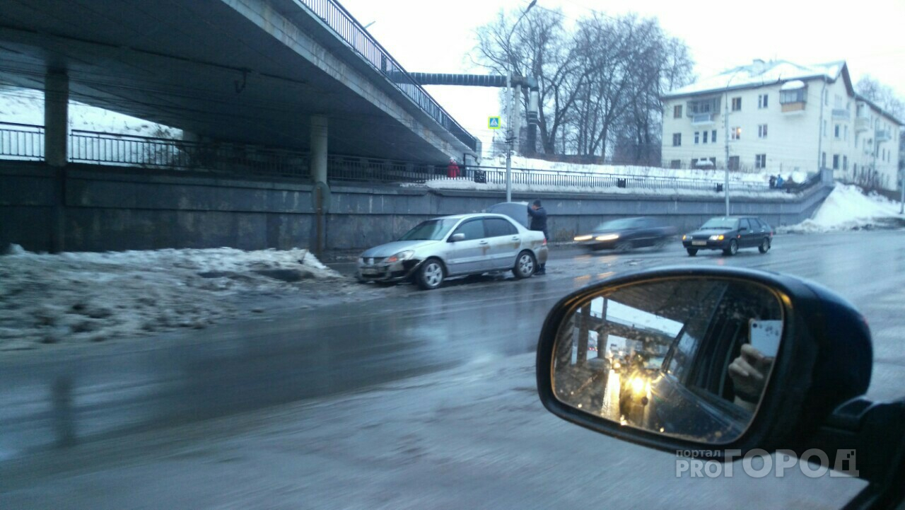 На Куйбышевском шоссе Mitsubishi Lancer врезался в опору путепровода
