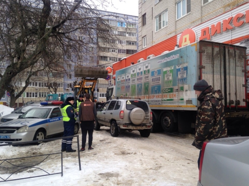 На улице Горького водитель угодил под собственный грузовик