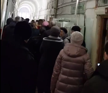 Видео: люди в очереди за талонами заполнили весь коридор в поликлинике №14