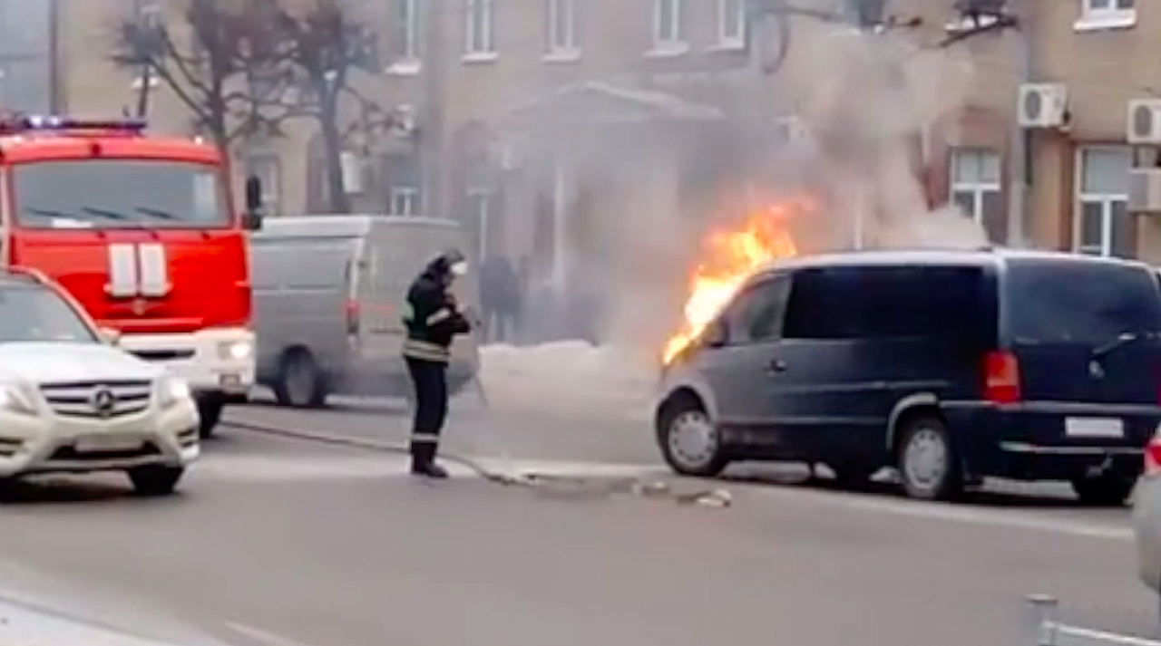 В сети опубликовано видео горящего Mersedes Vito - улица Дзержинского