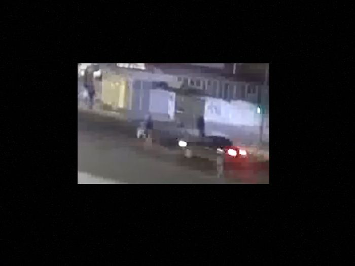 Опубликовано видео на котором автомобиль сбивает трех пешеходов на улице Каширина в Рязани