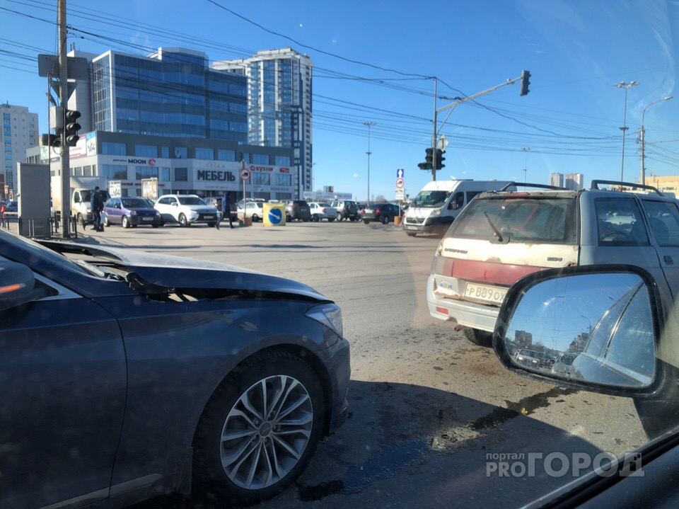 На Московском шоссе произошло мелкое ДТП из-за которого стоит весь Первомайский проспект