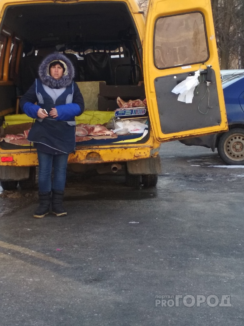 «Мясо на картонке и в пыли»: рязанцы возмущены стихийной торговлей из «Газели»