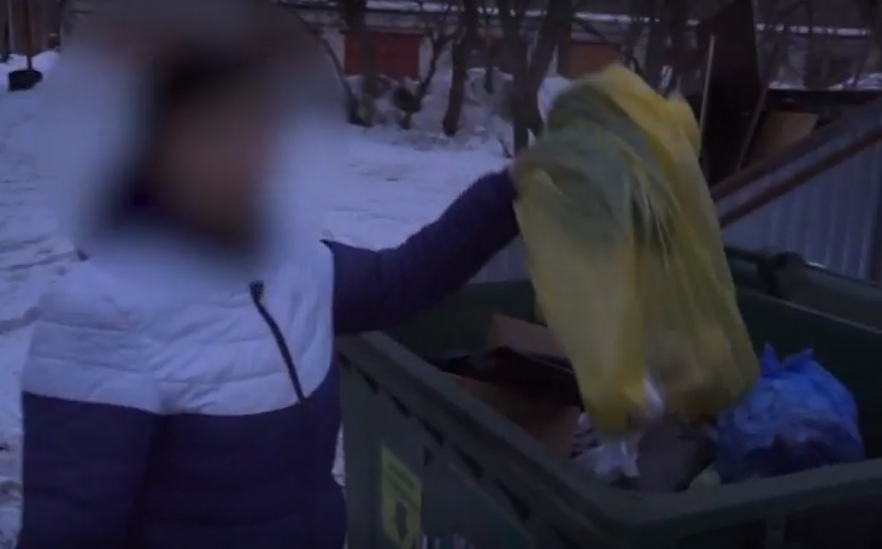 Рязанка показала, как выбросила ребенка в мусорный бак