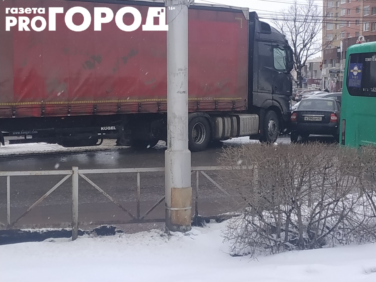 В Дашково-Песочне столкнулись грузовик и легковушка