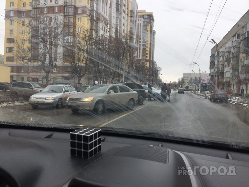 У вокзала "Рязань-1" столкнулись сразу три иномарки