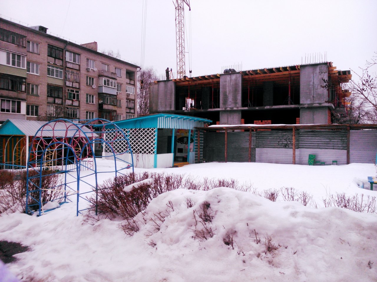 В Рязани в метре от детского сада строится многоэтажка