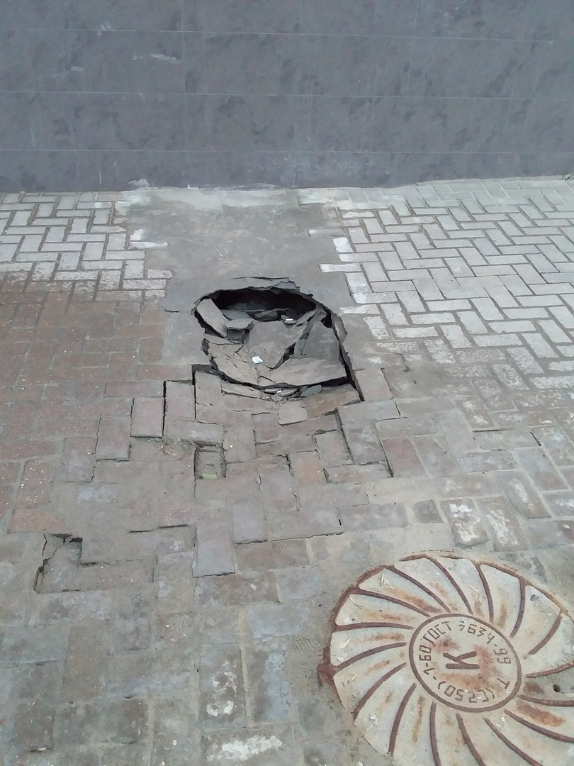 В центре Рязани около торгового центра провалилась плитка