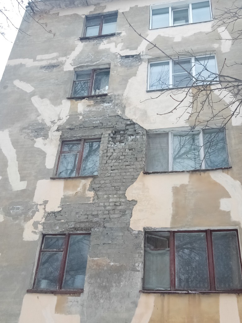 "Дом разваливается на глазах" - общежитие на улице Островского в аварийном состоянии