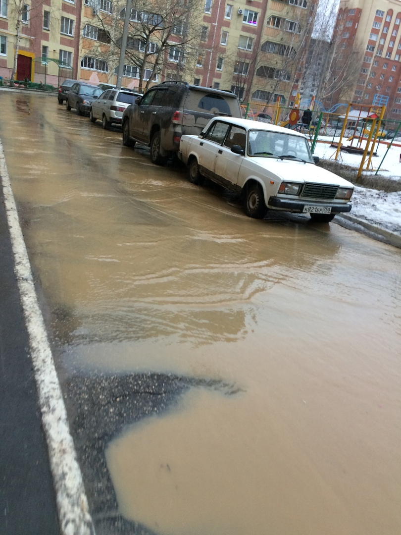 На улице Новоселов из-за аварии случился потоп