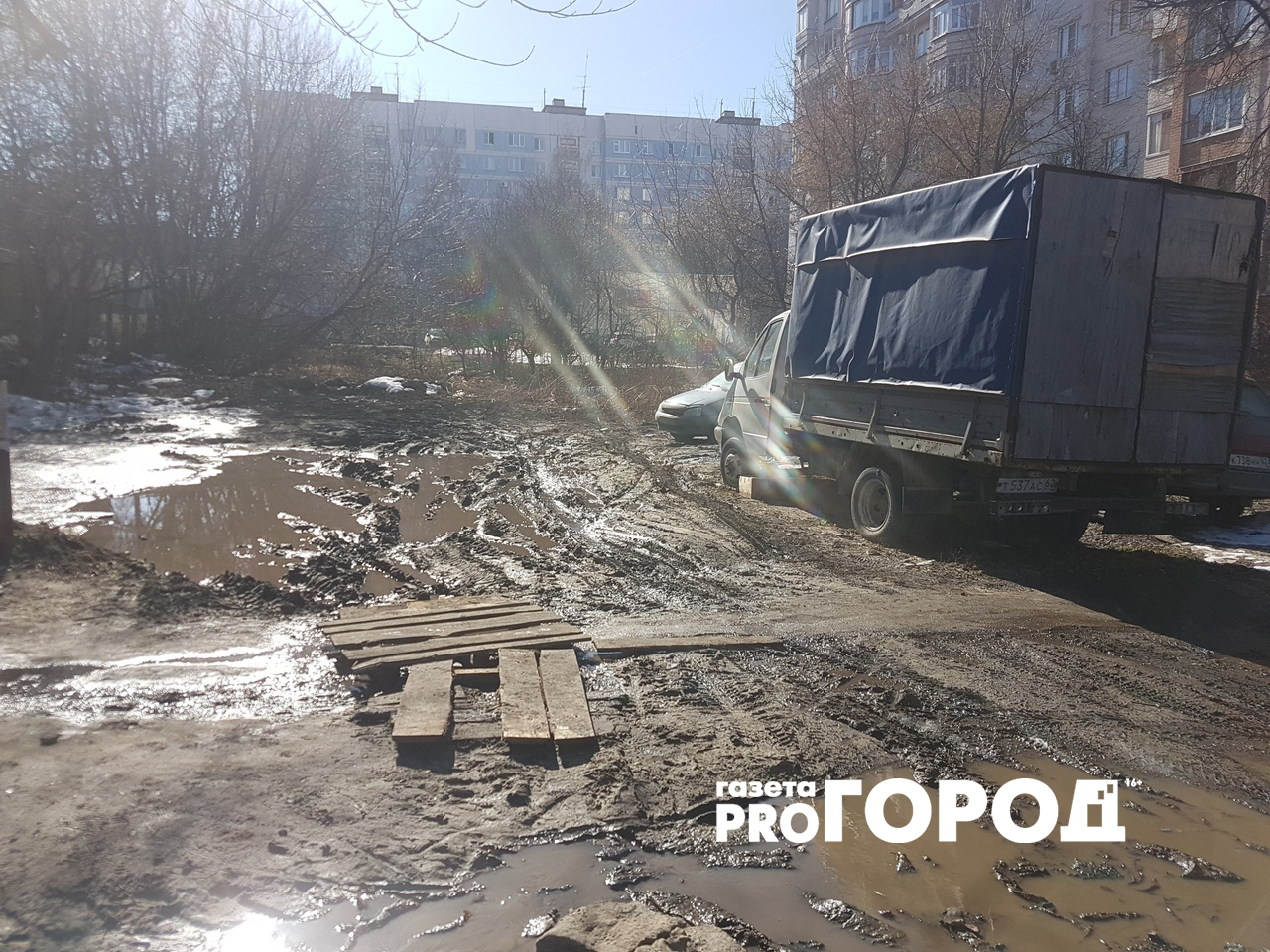 После сноса аварийных домов на Яхонтова и Маяковского, на пустырях образовалась грязь и разбитые тротуары