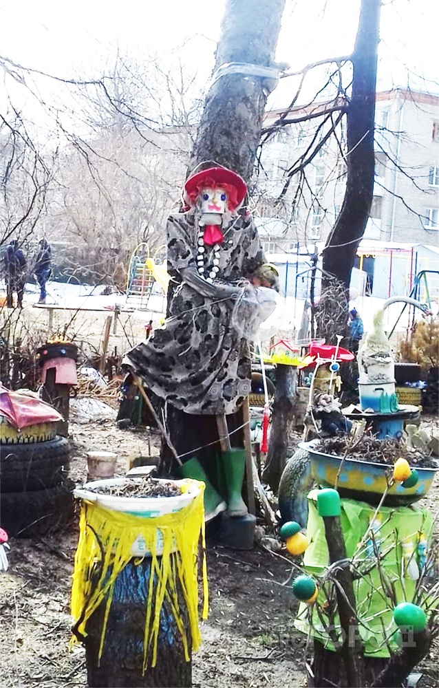 «Куда мне обратиться, чтобы убрали это творчество?»: рязанцы жалуются на скульптуры из подручных средств в своём дворе