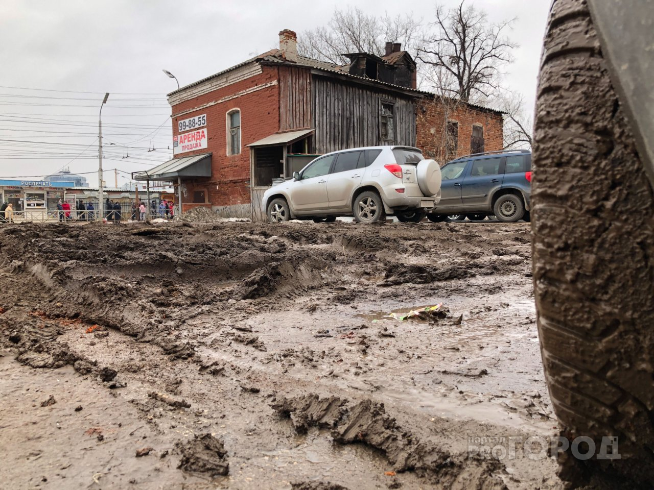 «Потом эта жижа разносится по нашим дорогам»: рязанские водители жалуются на грязное месиво у рынка на Маяковского