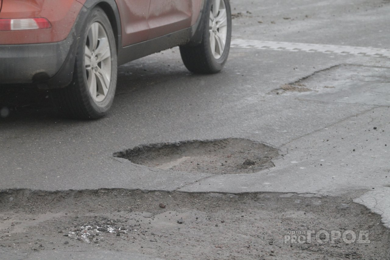 «Трясёт так, что аж потом кости болят»: пенсионеры просят починить дорогу на улице Черновицкой