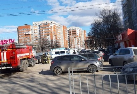 На Новоселов девушка выпала из окна девятого этажа. Комментарий СКР