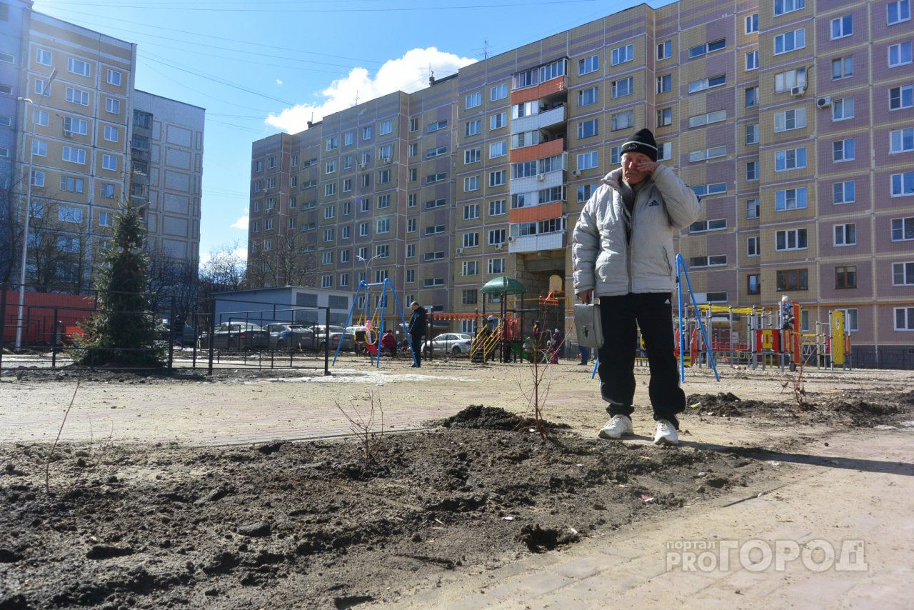 «Засохшие саженцы, разбитый тротуар и хлипкий заборчик»: журналисты Pro Города посетили благоустроенный двор по улице Новосёлов