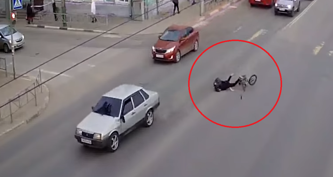 В центре Рязани сбили велосипедиста: видео