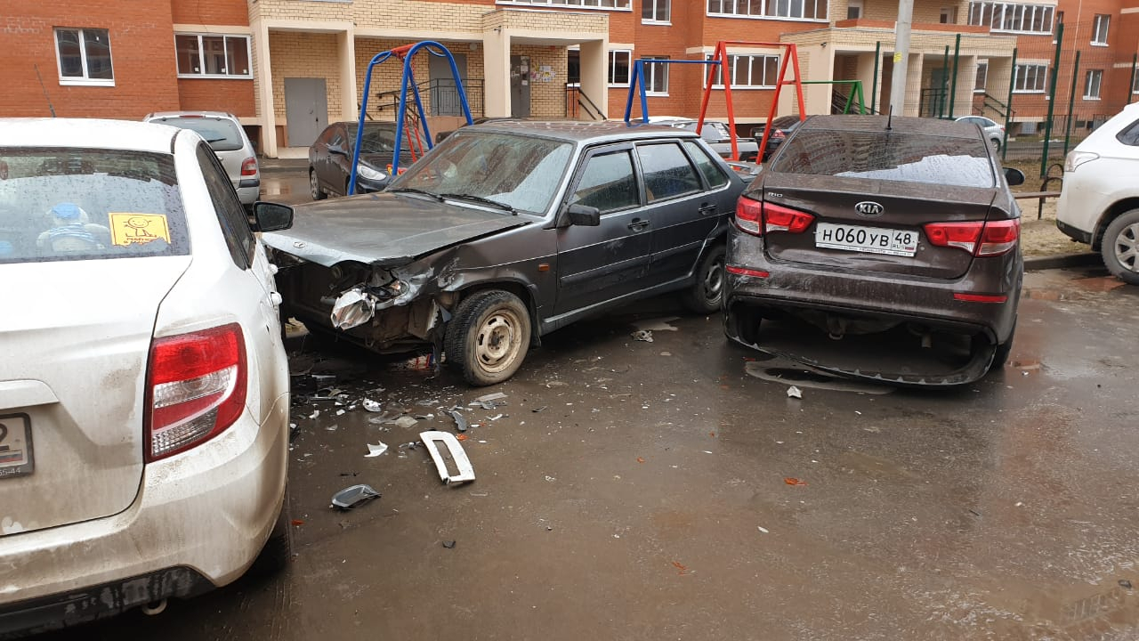 На Михайловском шоссе автомобиль протаранил припаркованные машины