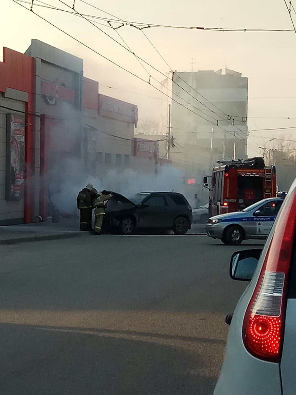На улице Островского загорелся "Suzuki": видео