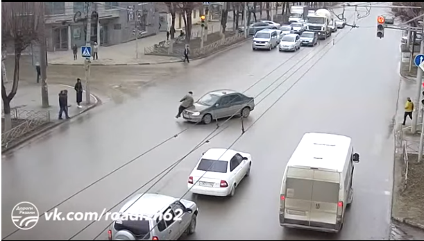 В Роще сбили пешехода, который пересекал дорогу на запрещающий сигнал светофора: видео