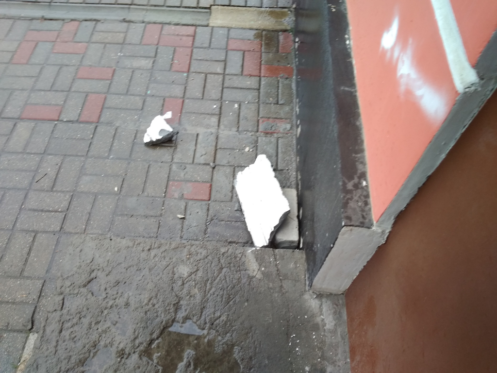 «Упавшая штукатурка мне чуть голову не проломила»: в жилом доме на Кольцова обвалился фасад здания