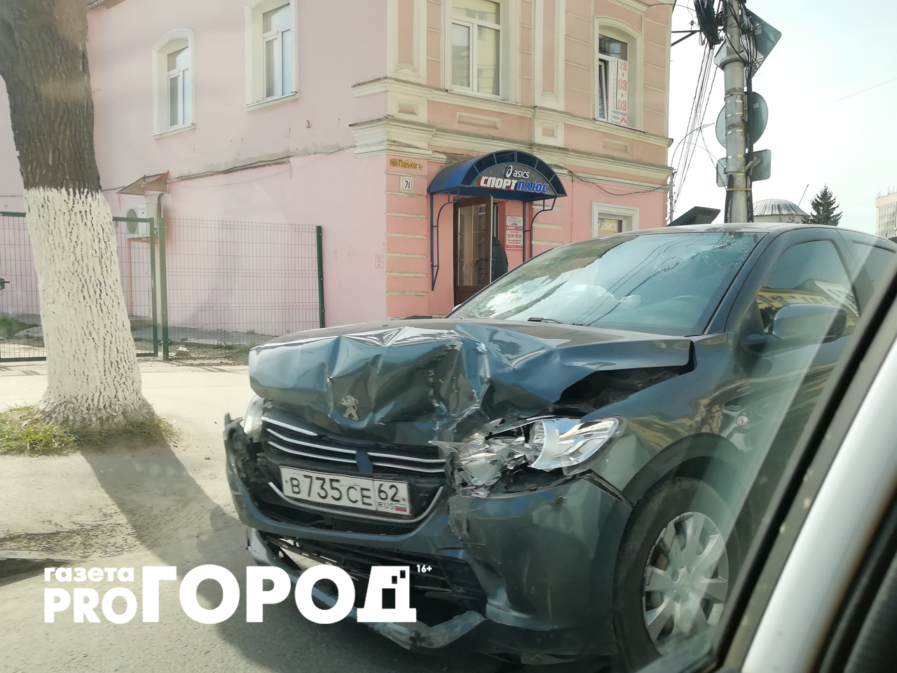 На Площади Ленина водитель «Пежо» врезался в «Гранту»
