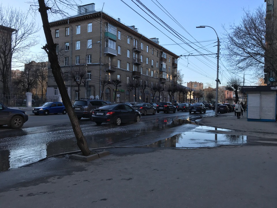 Улицу Дзержинского заливает: жители Рязани пожаловались на поток воды в центре города