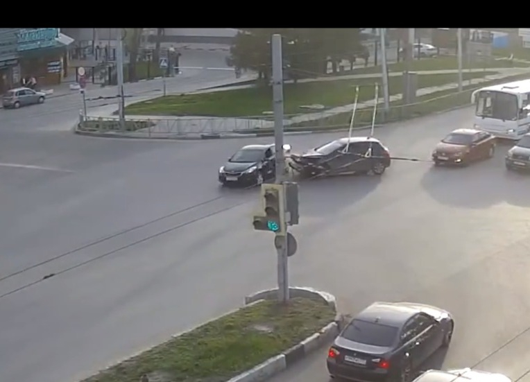 ДТП на Московском - столкнулись две иномарки. Видео